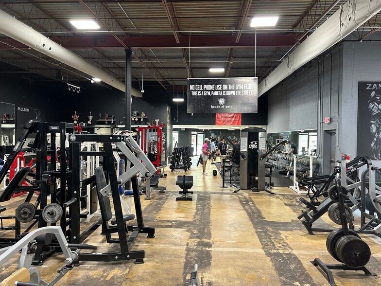 More Photos Of 251-253 Chesterfield Industrial Blvd, Chesterfield Warehouse For Sale