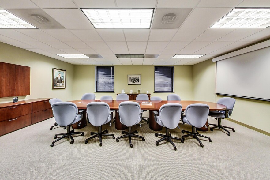 More Photos Of 10700 W Higgins Rd, Rosemont Office For Sale