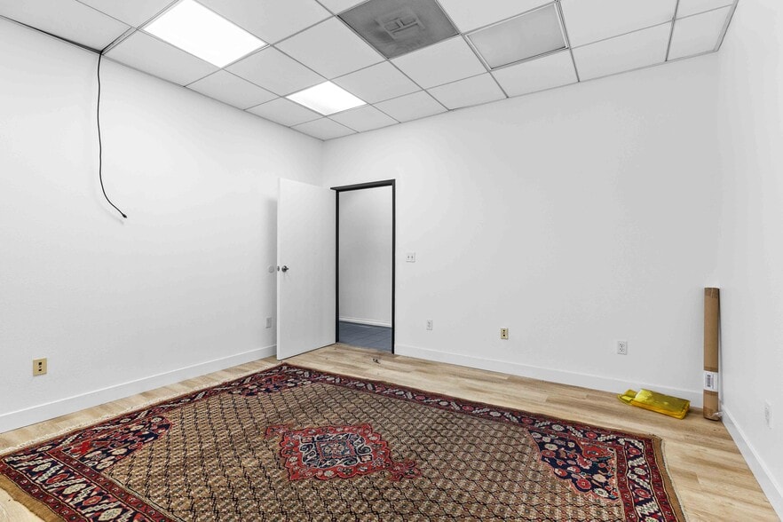 More Photos Of 9362 Eton Ave, Chatsworth Warehouse For Lease