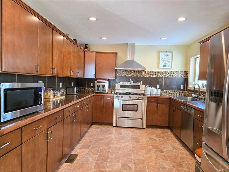 More Photos Of 337 N Peterboro St, Canastota Flex For Sale