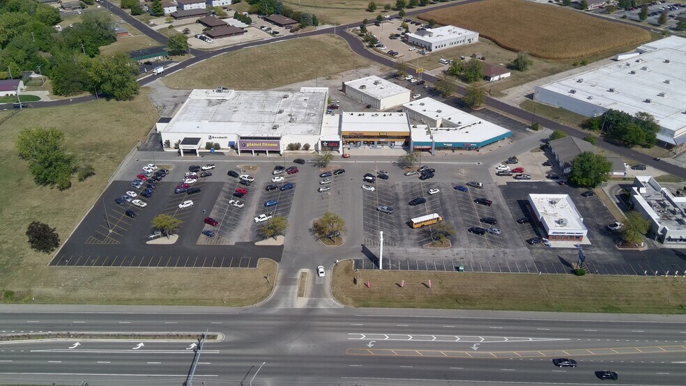 Primary Photo Of 3245-3247 Court St, Pekin General Retail For Lease