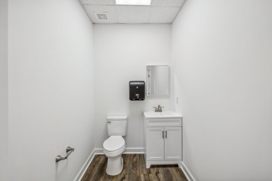 More Photos Of 106 Mission Ct, Franklin Office For Lease