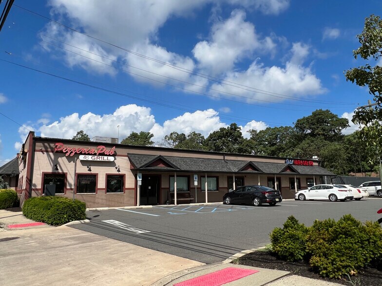 More Photos Of 275 Lincoln Blvd, Middlesex Flex For Lease