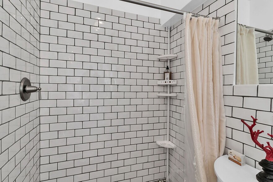 More Photos Of 530-536 S Pineapple Ave, Sarasota Storefront Retail Residential For Sale