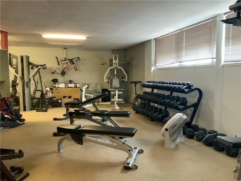 More Photos Of 2001 S Staples St, Corpus Christi Office For Sale