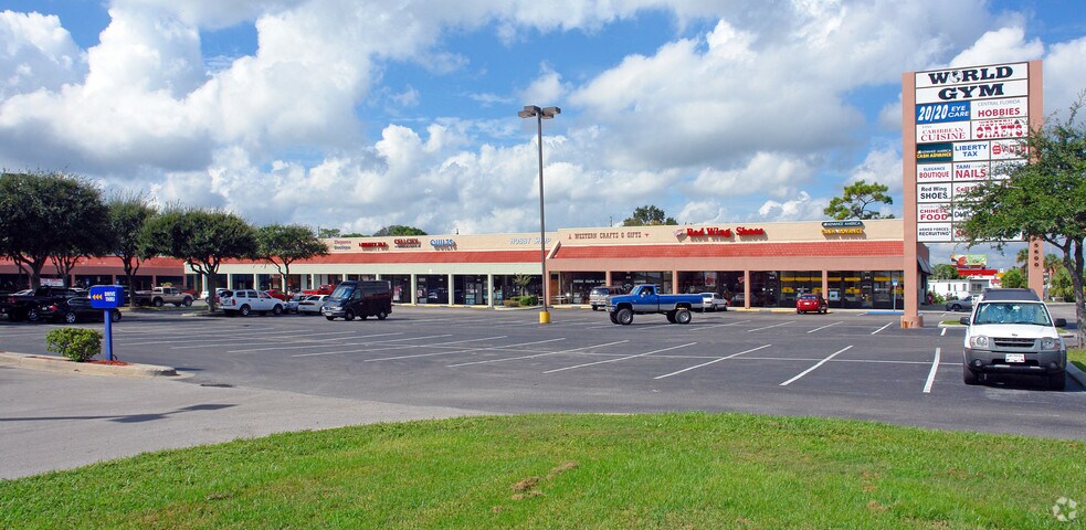 More Photos Of 5600 W Colonial Dr, Orlando General Retail For Lease