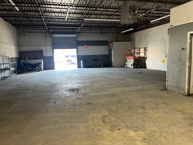 More Photos Of 300 Avon St, Stratford Warehouse For Lease