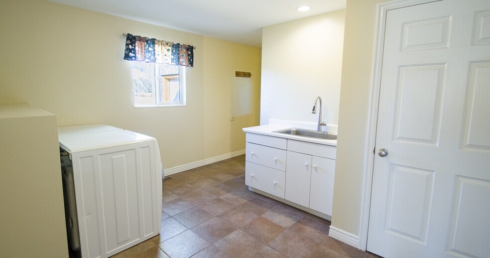 More Photos Of 397 N Wendy St, Torrey Specialty For Sale