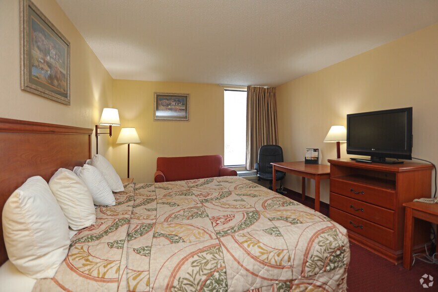 More Photos Of 127 Ontario Dr, Mount Hope Hotel For Sale