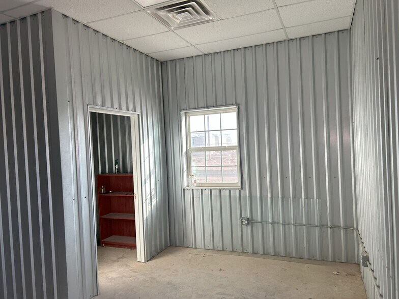More Photos Of 2086 Oil Mill Rd, Pecos Warehouse For Lease