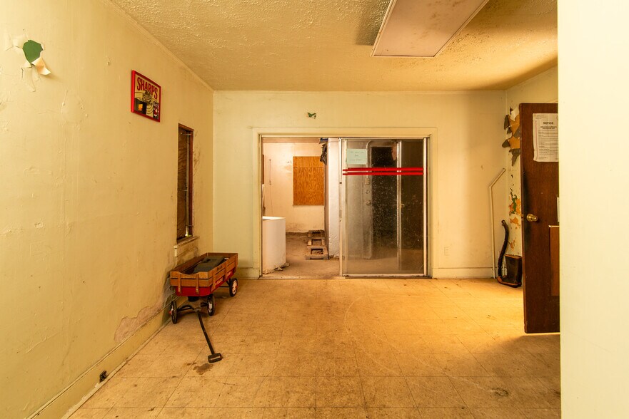 More Photos Of 21090 Goddard Rd, Taylor General Retail For Sale