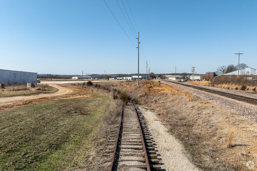 More Photos Of 630 George St, Marshfield Warehouse For Lease