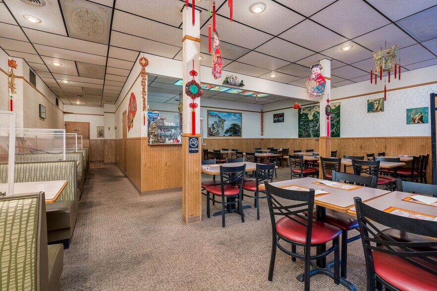 More Photos Of 108 S Minnesota Ave, Saint Peter Storefront Retail Office For Sale