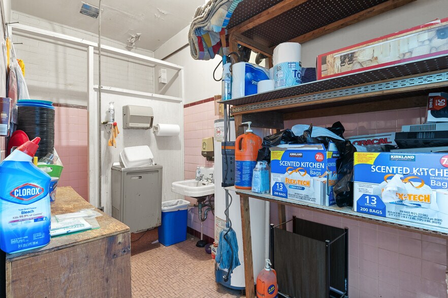 More Photos Of 1202 N Jefferson Ave, Mount Pleasant Specialty For Sale