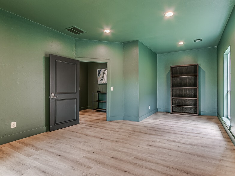 More Photos Of 1725 W 33rd St, Edmond Office For Sale