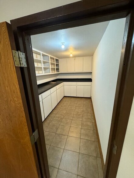 More Photos Of 1103 E Maguire Rd, Noble Light Manufacturing For Sale