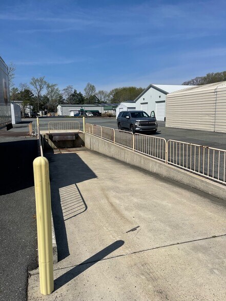 More Photos Of 118 Dixon St, Selbyville Warehouse For Lease