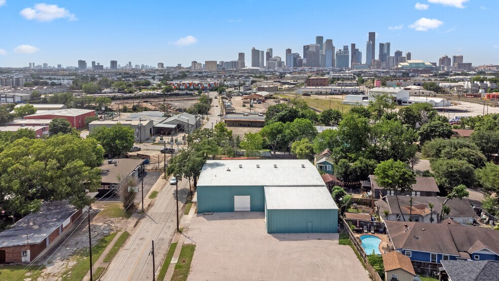 More Photos Of 3915 McKinney St, Houston Light Distribution For Sale