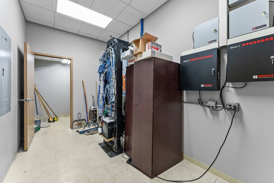 More Photos Of 11180 86th Ave N, Osseo Flex For Lease