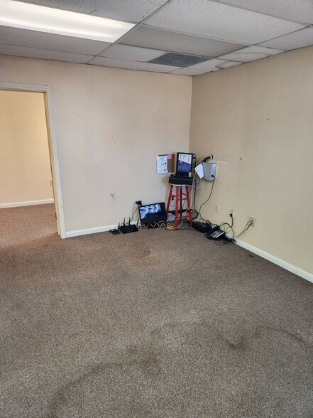 More Photos Of 502 Twin Bridges Rd, Alexandria Self Storage For Lease