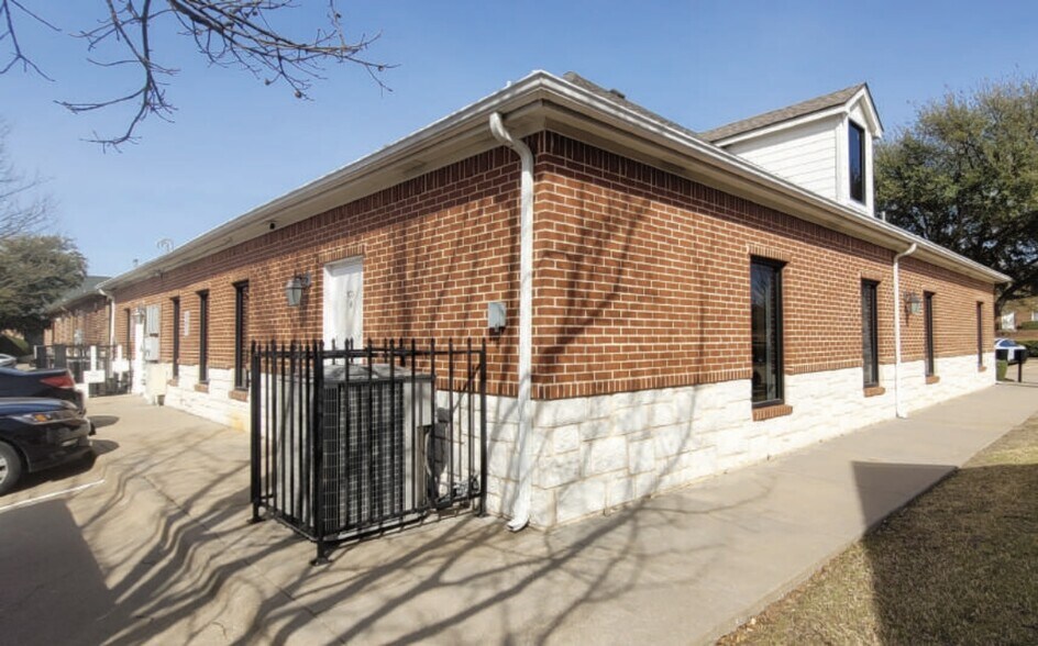 More Photos Of 2801 Duke of Gloucester St, DeSoto Medical For Lease
