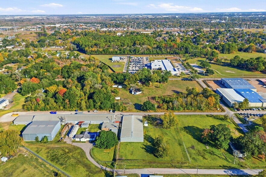 More Photos Of 13026 Rosecrest Dr, Houston Warehouse For Lease