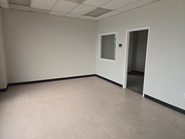 More Photos Of 6109 Brookshire Blvd, Charlotte Flex For Lease