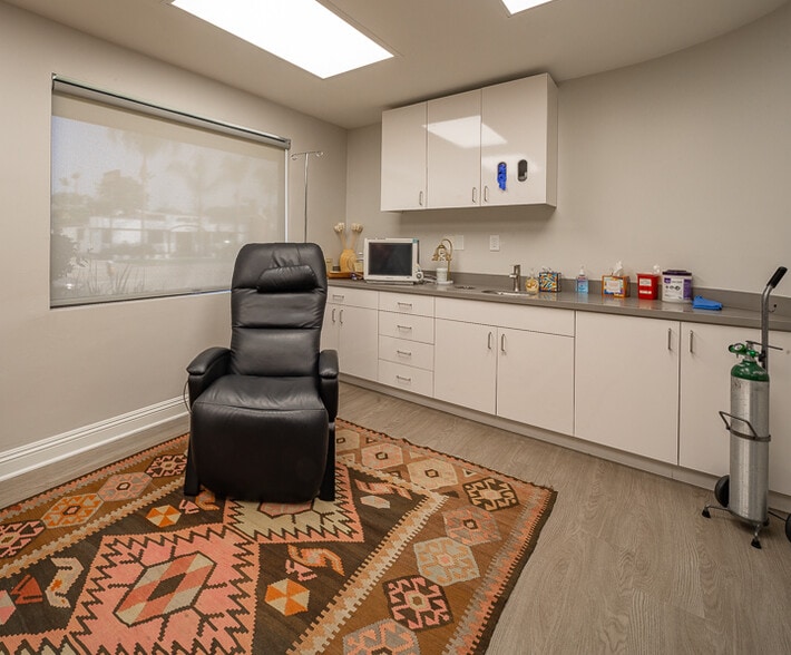 More Photos Of 10724 Riverside Dr, North Hollywood Medical For Lease