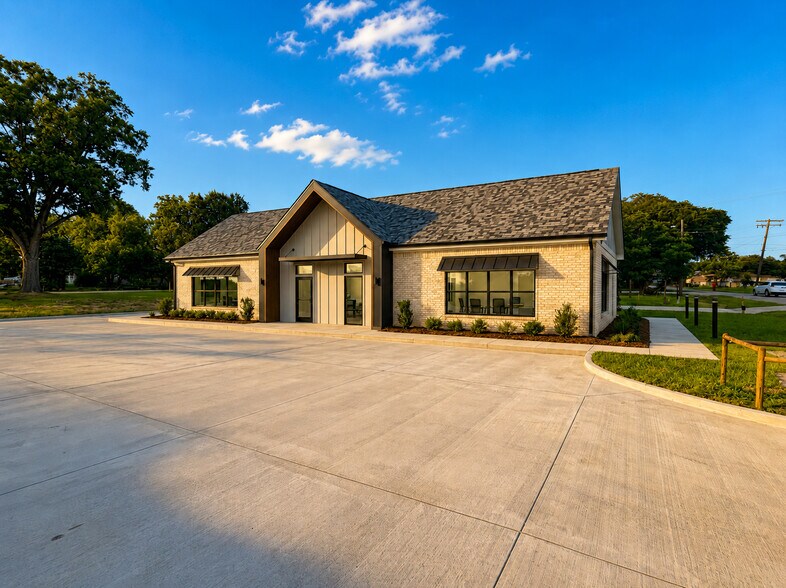 More Photos Of 4206 2nd 1/2 St, Brookshire Office For Sale