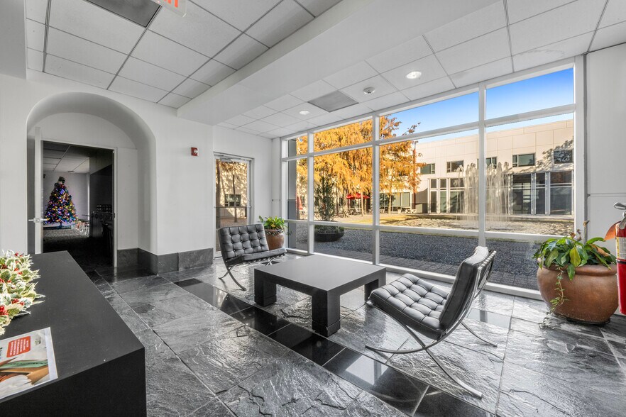 More Photos Of 15635 Jacintoport Blvd, Houston Office For Lease