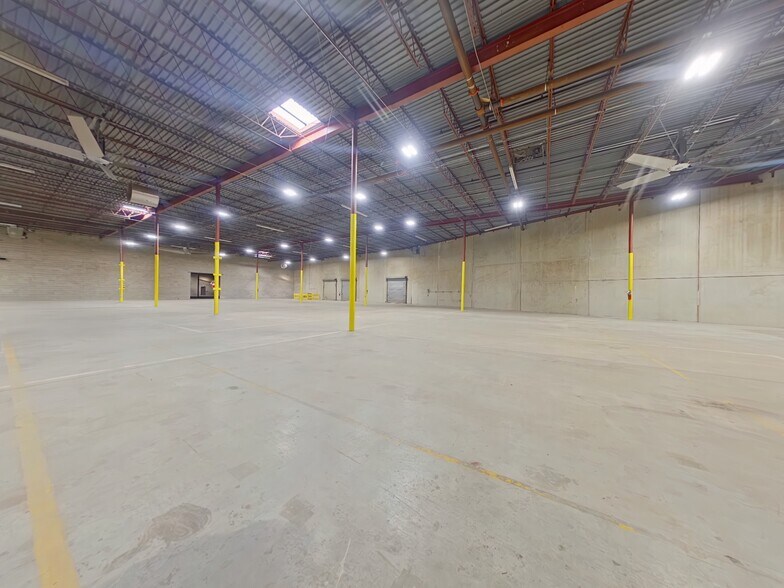 More Photos Of 12621-12623 International Pky, Dallas Warehouse For Lease