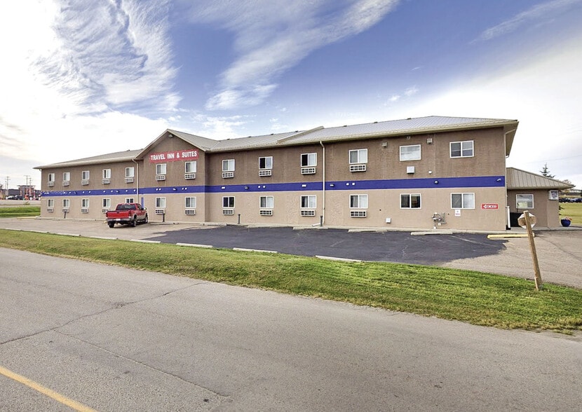 Primary Photo Of 5004 42 Ave, Innisfail Hotel For Sale