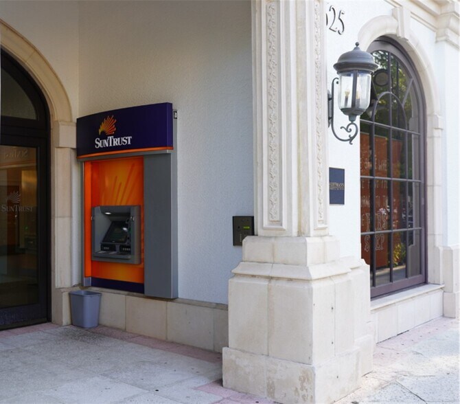 More Photos Of 625 5th Ave S, Naples Office For Lease