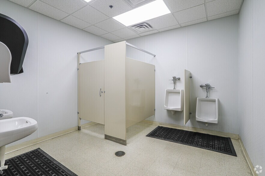 More Photos Of 1060 Commerce Dr, Farwell Manufacturing For Lease