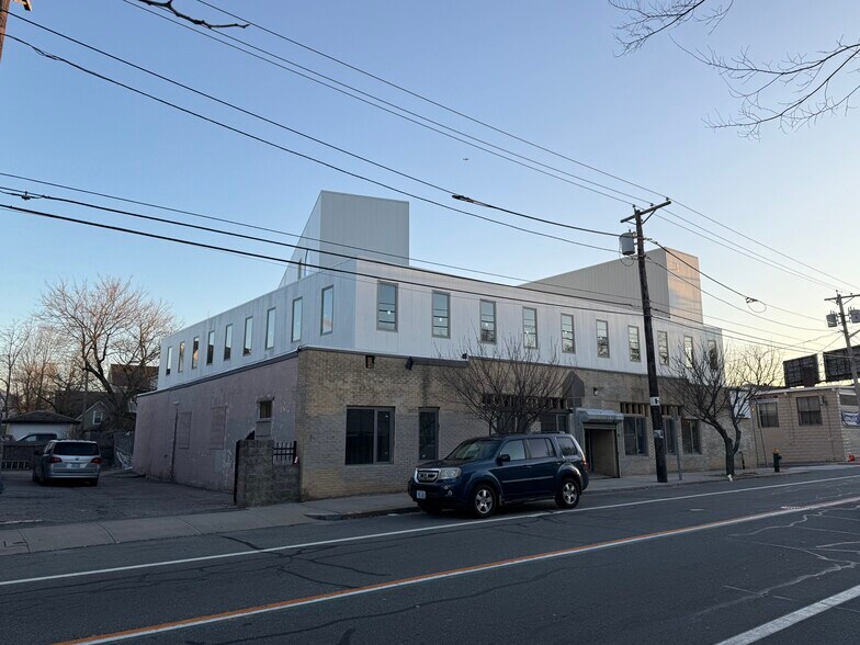 More Photos Of 536-540 Smith St, Providence Light Manufacturing For Sale