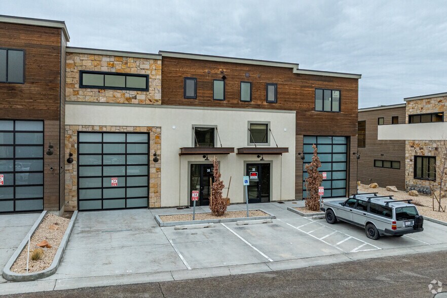 More Photos Of 4554 Forestdale Dr, Park City Showroom For Lease