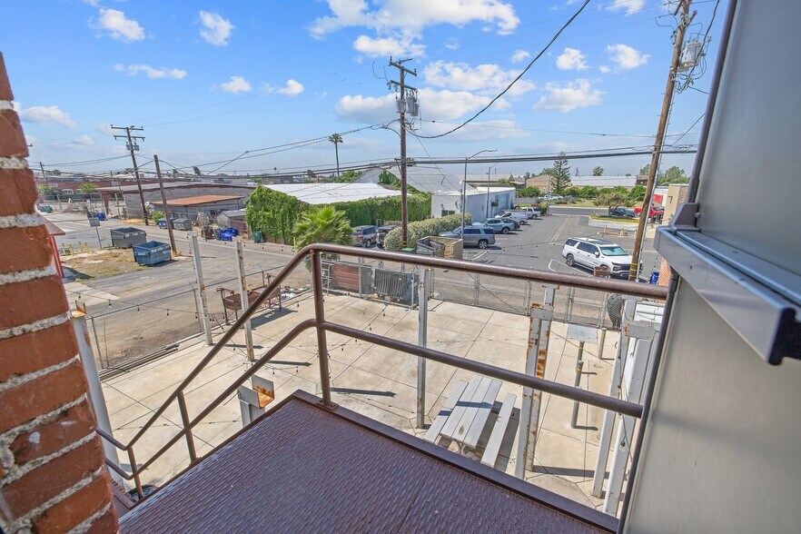 More Photos Of 128 S E St, Exeter Storefront For Sale