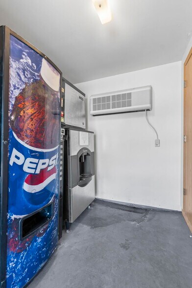 More Photos Of 310 S McCune St, Pilot Knob Hotel For Sale