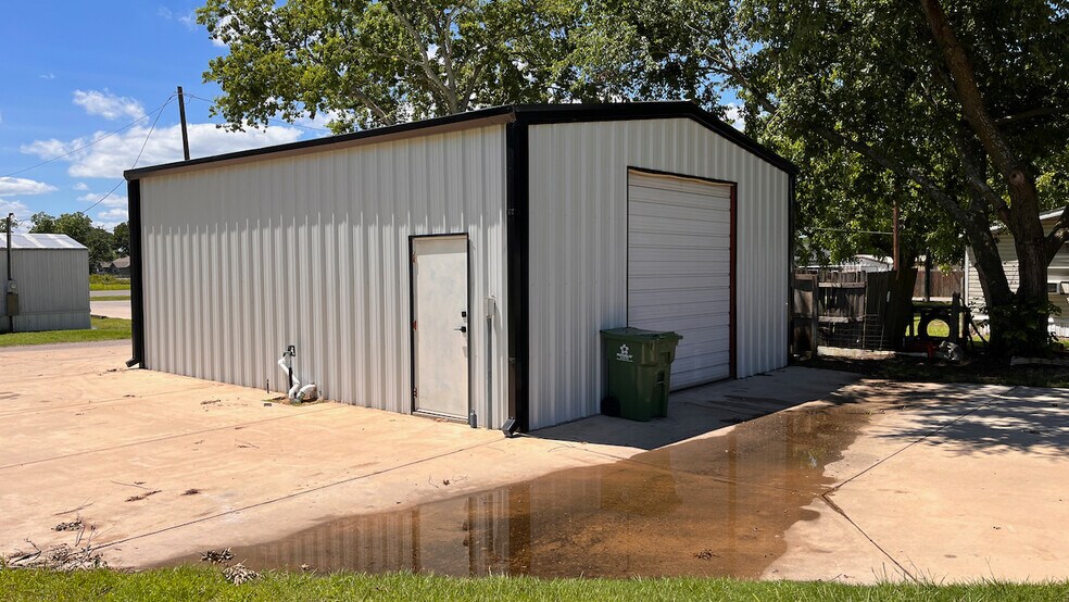 More Photos Of 302 N Main St, Collinsville Light Manufacturing For Lease