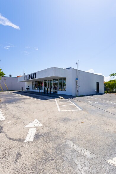 Primary Photo Of 18060 Biscayne Blvd, Aventura Freestanding For Lease