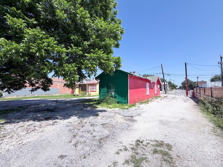 More Photos Of 500 W Hildebrand Ave, San Antonio Storefront For Sale