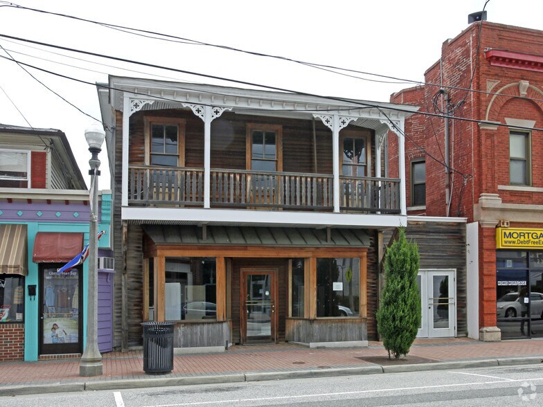 More Photos Of 17 E Mellen St, Hampton General Retail For Sale