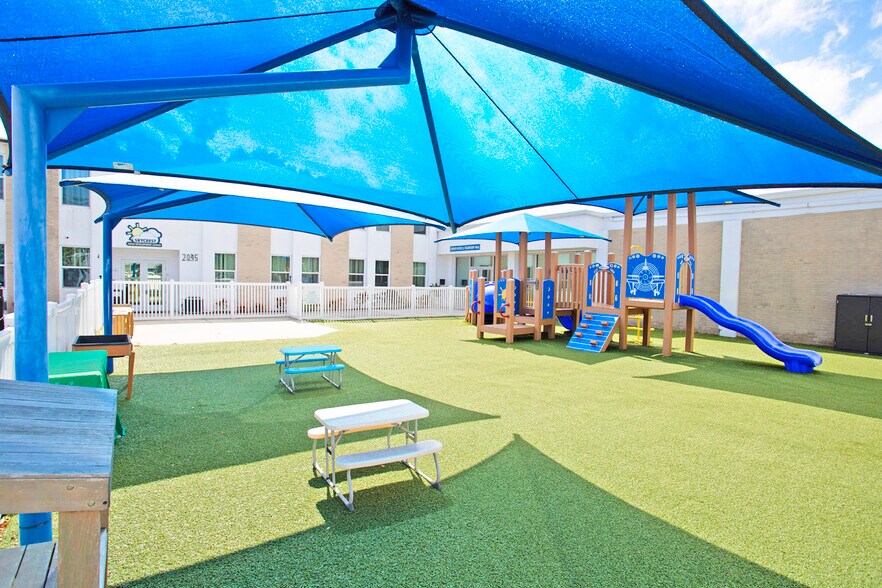 More Photos Of 2045 Drew St, Clearwater Schools For Lease