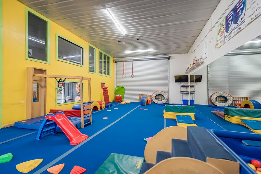 More Photos Of 1013 SE Holbrook Ct, Port Saint Lucie Warehouse For Sale