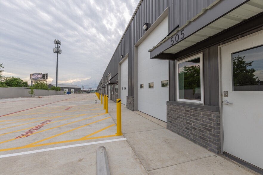 More Photos Of 8140 C F Hawn fwy, Dallas Light Distribution For Lease