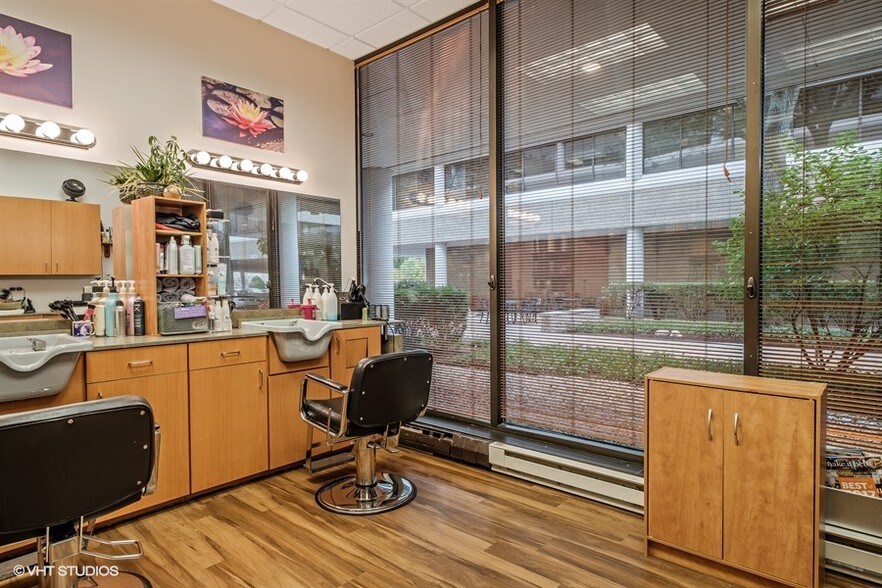 More Photos Of Northfield Plz, Northfield Office For Lease