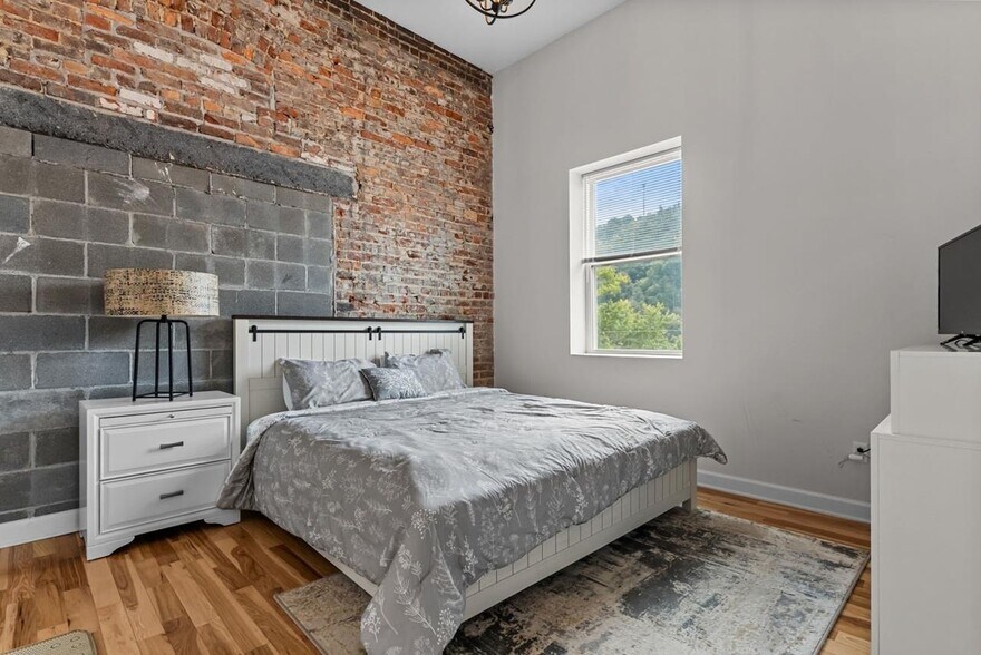 More Photos Of 471-472 W Main St, Fries Medical For Sale