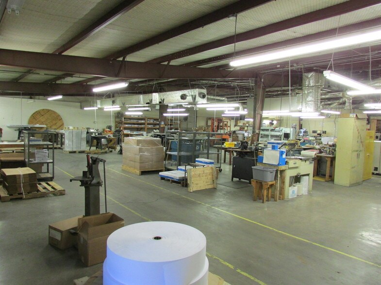 More Photos Of 223 W Danieldale Rd, Dallas Light Distribution For Sale