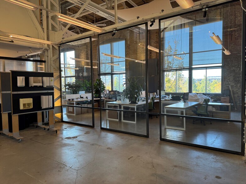 More Photos Of 2600 Rue William Tremblay, Montréal Loft Creative Space For Lease