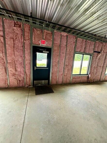 More Photos Of 27 N Courthouse Rd, Richmond Self Storage For Lease